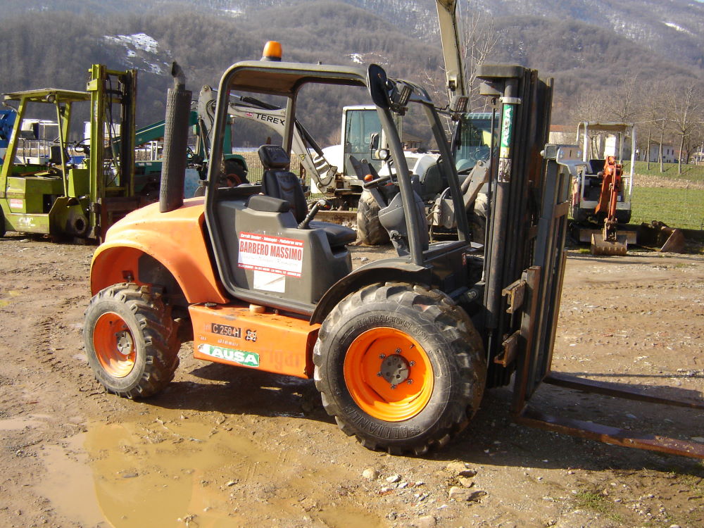 CARRELLO ELEVATORE FUORISTRADA PORTATA 2500 KG 