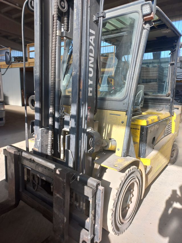 CARRELLO ELEVATORE FRONTALE ELETTRICO