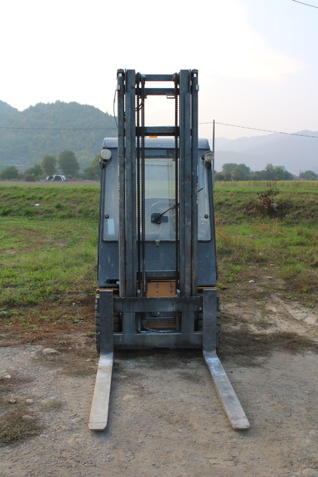 CARRELLO ELEVATORE FRONTALE DISEL